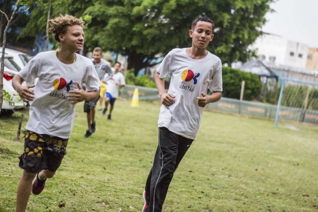 Jovens durante treino para Corrida Pela Cidadania.